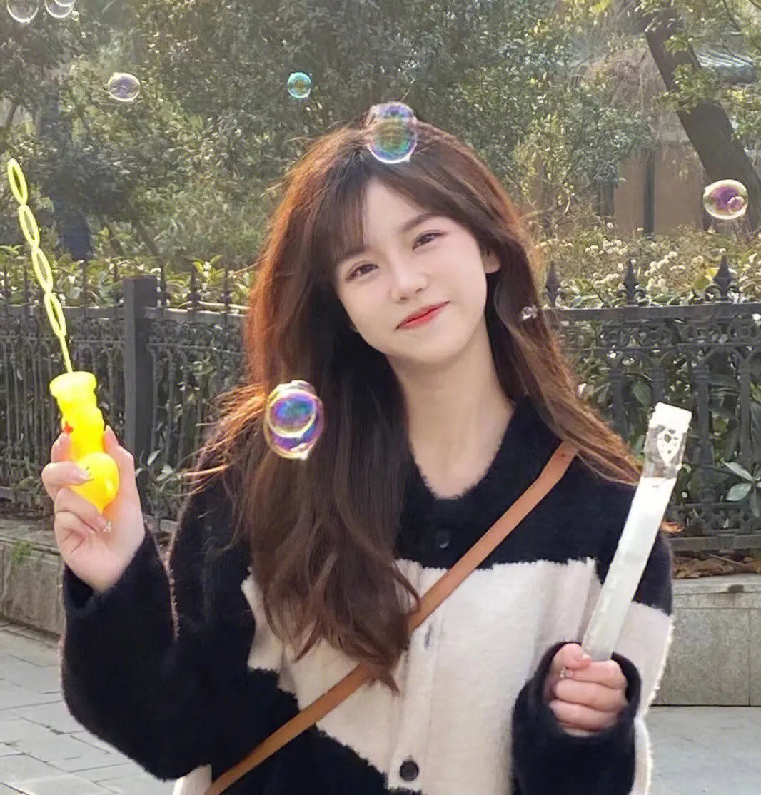 我手执封神榜身背打神鞭下山